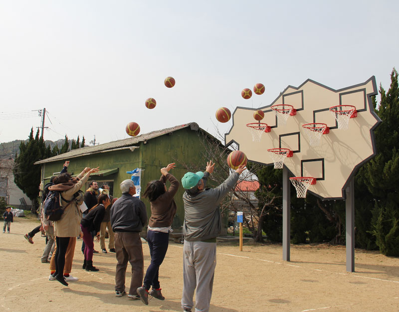 Illustration for article titled No one wins? Basketball from every height